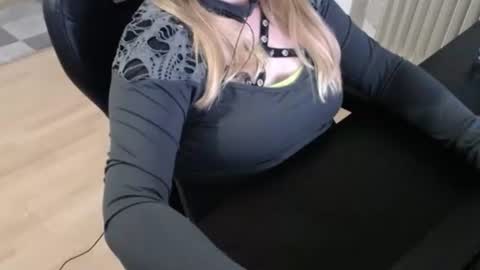 Snapshot of elly_petite chatting on October 13, 5:15 pm Elly online show from October 13, 5:15 pm
