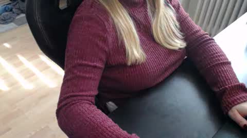Snapshot of elly_petite chatting on September 16, 1:46 pm Elly online show from September 16, 1:46 pm