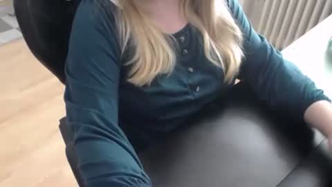 Snapshot of elly_petite chatting on October 18, 9:35 am Elly online show from October 18, 9:35 am