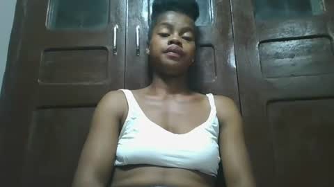 elodie228680 online show from May 9, 5:02 am