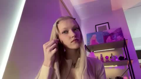 eloisepatwell online show from April 27, 3:09 pm