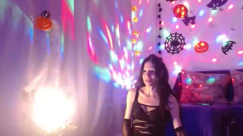 Elisa online show from November 1, 11:15 pm