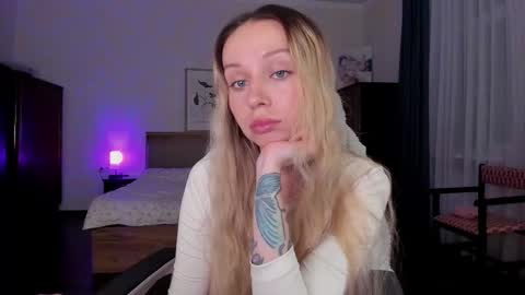 Emilie online show from December 14, 6:36 pm