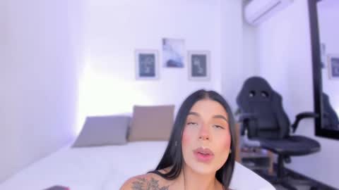 Snapshot of emelie_89 chatting on September 29, 12:59 pm emelie_89 online show from September 29, 12:59 pm