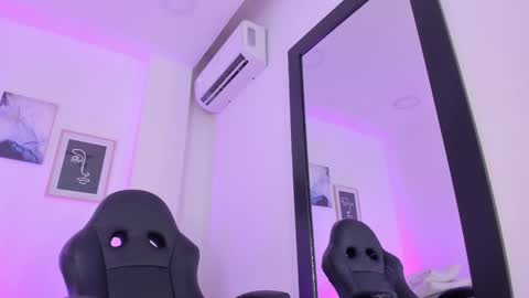 Snapshot of emelie_89 chatting on March 5, 3:18 pm emelie_89 online show from March 5, 3:18 pm