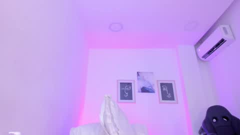 Snapshot of emelie_89 chatting on March 8, 3:24 pm emelie_89 online show from March 8, 3:24 pm