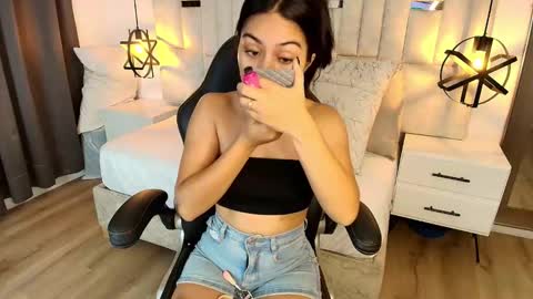 Snapshot of emelie_ch_ chatting on October 28, 11:39 pm Emily  online show from October 28, 11:39 pm