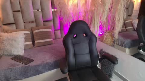 Snapshot of emelie_ch_ chatting on January 15, 1:23 am Emily  online show from January 15, 1:23 am