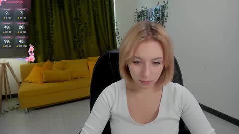 Snapshot of emely_garcias chatting on October 17, 11:25 am emelia online show from October 17, 11:25 am