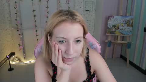 Snapshot of emely_garcias chatting on October 6, 12:01 pm emelia online show from October 6, 12:01 pm