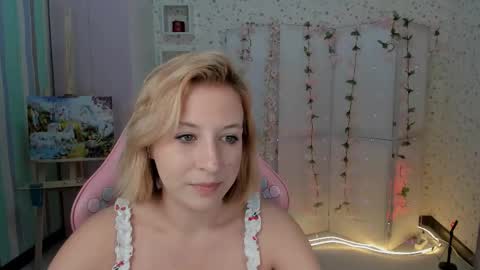 Snapshot of emely_garcias chatting on October 3, 1:52 pm emelia online show from October 3, 1:52 pm