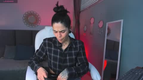 Esmeralda online show from February 4, 1:15 pm