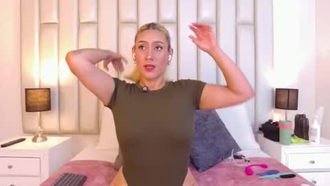 EMILY ROBERTS online show from December 3, 3:18 am