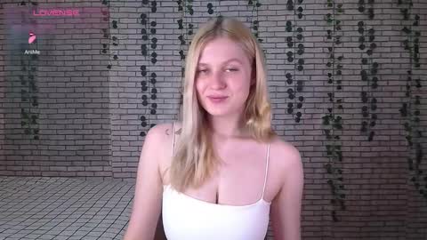 Snapshot of emiliaduchess chatting on October 1, 1:10 pm Amili online show from October 1, 1:10 pm