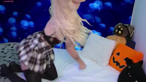 Snapshot of emiliamoonxxx chatting on October 7, 7:10 pm EmiliaMoon online show from October 7, 7:10 pm