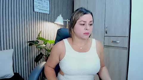 Snapshot of emilirosses chatting on October 10, 12:11 pm emilirosses online show from October 10, 12:11 pm