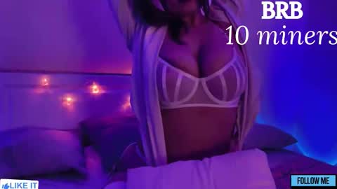 Snapshot of emily_gin chatting on October 27, 2:11 am EMILY online show from October 27, 2:11 am