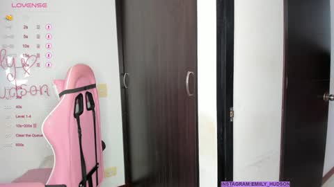 Snapshot of emily_huddson_ chatting on December 17, 3:16 pm independet model online show from December 17, 3:16 pm