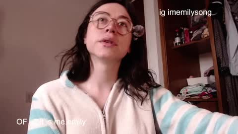 emily_pearl_ online show from April 9, 12:22 pm