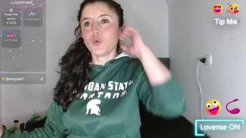 Snapshot of emily_white00 chatting on October 18, 2:27 am emily online show from October 18, 2:27 am