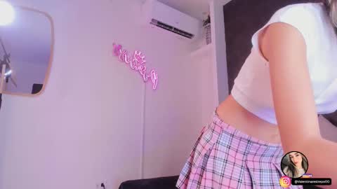 emilyallen_1 online show from October 21, 4:39 am