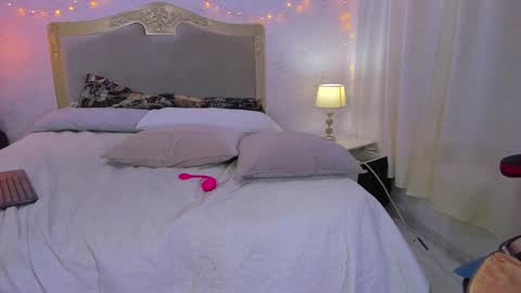 Snapshot of emilycastro_ chatting on December 28, 5:25 pm Emily online show from December 28, 5:25 pm