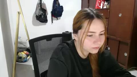 Snapshot of emilycute_18 chatting on September 18, 7:07 pm emily online show from September 18, 7:07 pm