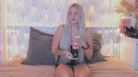 Snapshot of emilyeclair chatting on October 29, 5:25 pm EmilyEclair online show from October 29, 5:25 pm