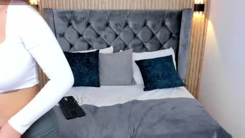 emilygracce online show from June 27, 12:11 pm