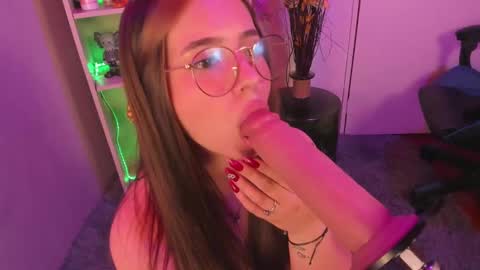 Snapshot of emilykarterr chatting on February 13, 6:59 pm VALEEEN online show from February 13, 6:59 pm