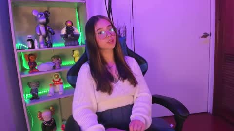 Snapshot of emilykarterr chatting on February 25, 3:53 pm VALEEEN online show from February 25, 3:53 pm