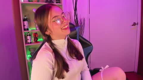Snapshot of emilykarterr chatting on February 15, 8:33 pm VALEEEN online show from February 15, 8:33 pm