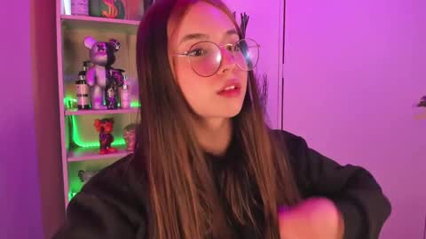 Snapshot of emilykarterr chatting on January 25, 3:52 pm VALEEEN online show from January 25, 3:52 pm