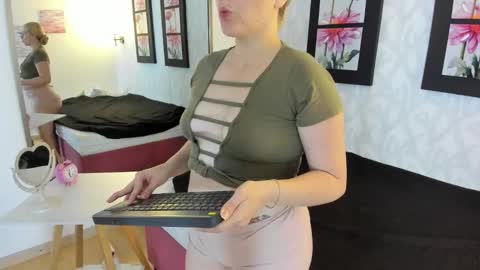 Snapshot of emilysumer chatting on October 11, 2:43 pm Summer 3 online show from October 11, 2:43 pm