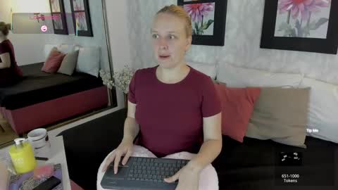 Snapshot of emilysumer chatting on October 2, 11:14 pm Summer 3 online show from October 2, 11:14 pm