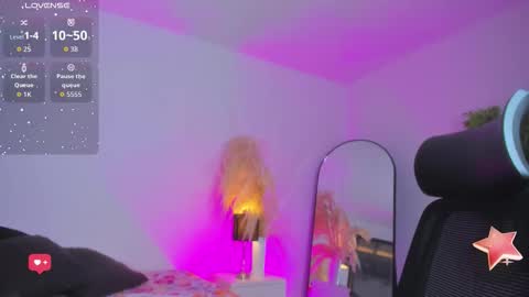 Snapshot of emilywillis8 chatting on October 10, 3:29 pm E M I L Y online show from October 10, 3:29 pm