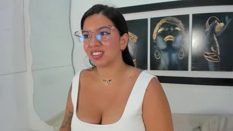 emilyy_cooperr online show from December 18, 12:33 pm