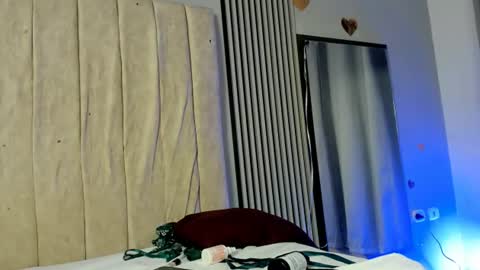 emma_and_aysha online show from August 9, 3:23 am