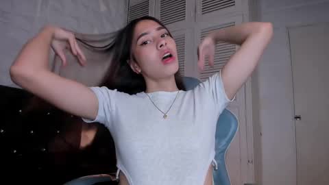 Snapshot of emma_dl2 chatting on March 3, 5:41 pm emma_dl2 online show from March 3, 5:41 pm