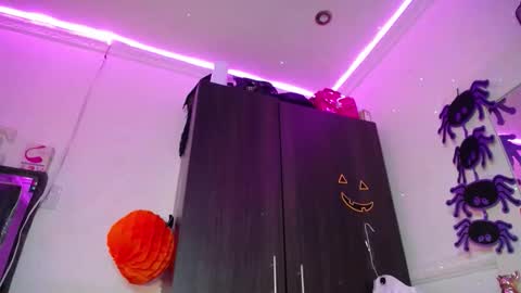 Snapshot of emma_hoot1 chatting on October 20, 7:41 pm emma online show from October 20, 7:41 pm