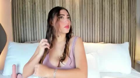 Snapshot of emmamillerr_ chatting on October 21, 4:28 am EmmaMillerr online show from October 21, 4:28 am