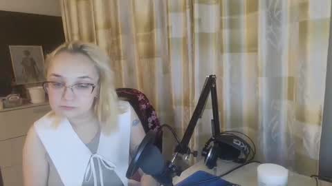 emmanoir_ online show from February 26, 4:27 pm