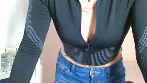 Snapshot of emmie_xxx chatting on February 14, 8:42 am emmie online show from February 14, 8:42 am