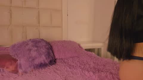 emmily_evans_ online show from October 27, 1:00 pm