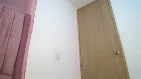 Snapshot of emmily_forever chatting on February 18, 6:26 am emmily online show from February 18, 6:26 am