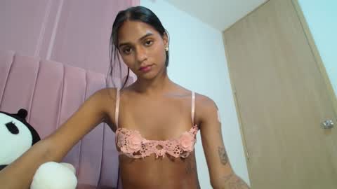 Snapshot of emmily_forever chatting on February 7, 12:09 am emmily online show from February 7, 12:09 am