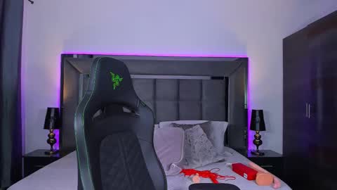 Emmily Santibaez online show from February 19, 2:49 pm