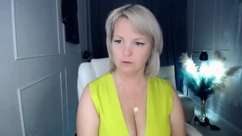 Snapshot of emmmam chatting on October 18, 1:26 pm emmmam online show from October 18, 1:26 pm
