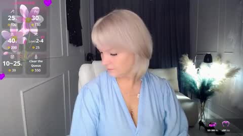 Snapshot of emmmam chatting on October 6, 5:47 am emmmam online show from October 6, 5:47 am