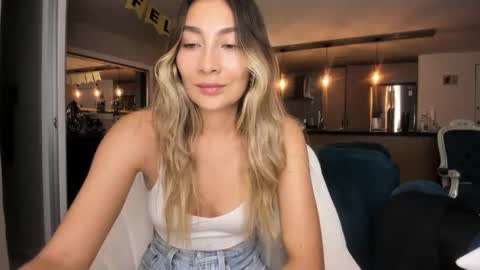 emyconneer online show from March 3, 11:45 pm